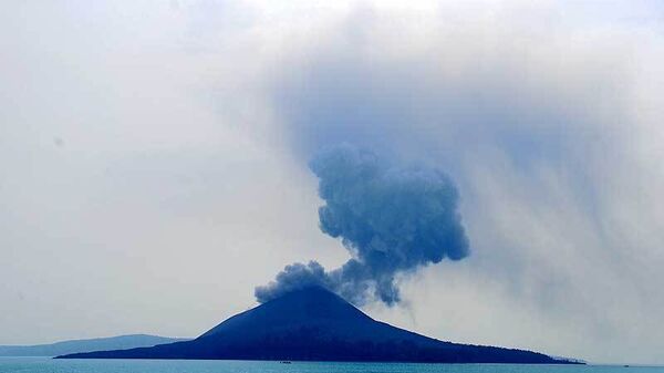 Вулкан Анак-Кракатау в Индонезии