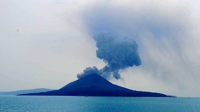 Вулкан Анак-Кракатау в Индонезии