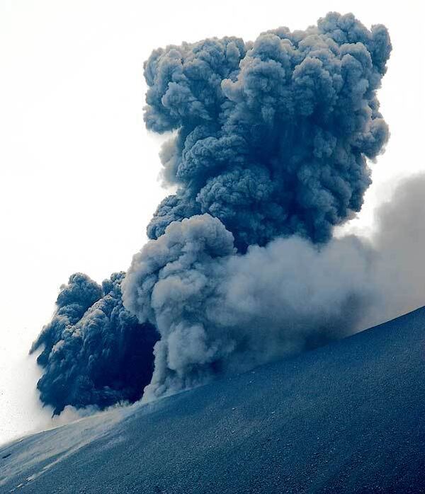 Вулкан Корякский ежесекундно выбрасывает в воздух 20 тонн пепла