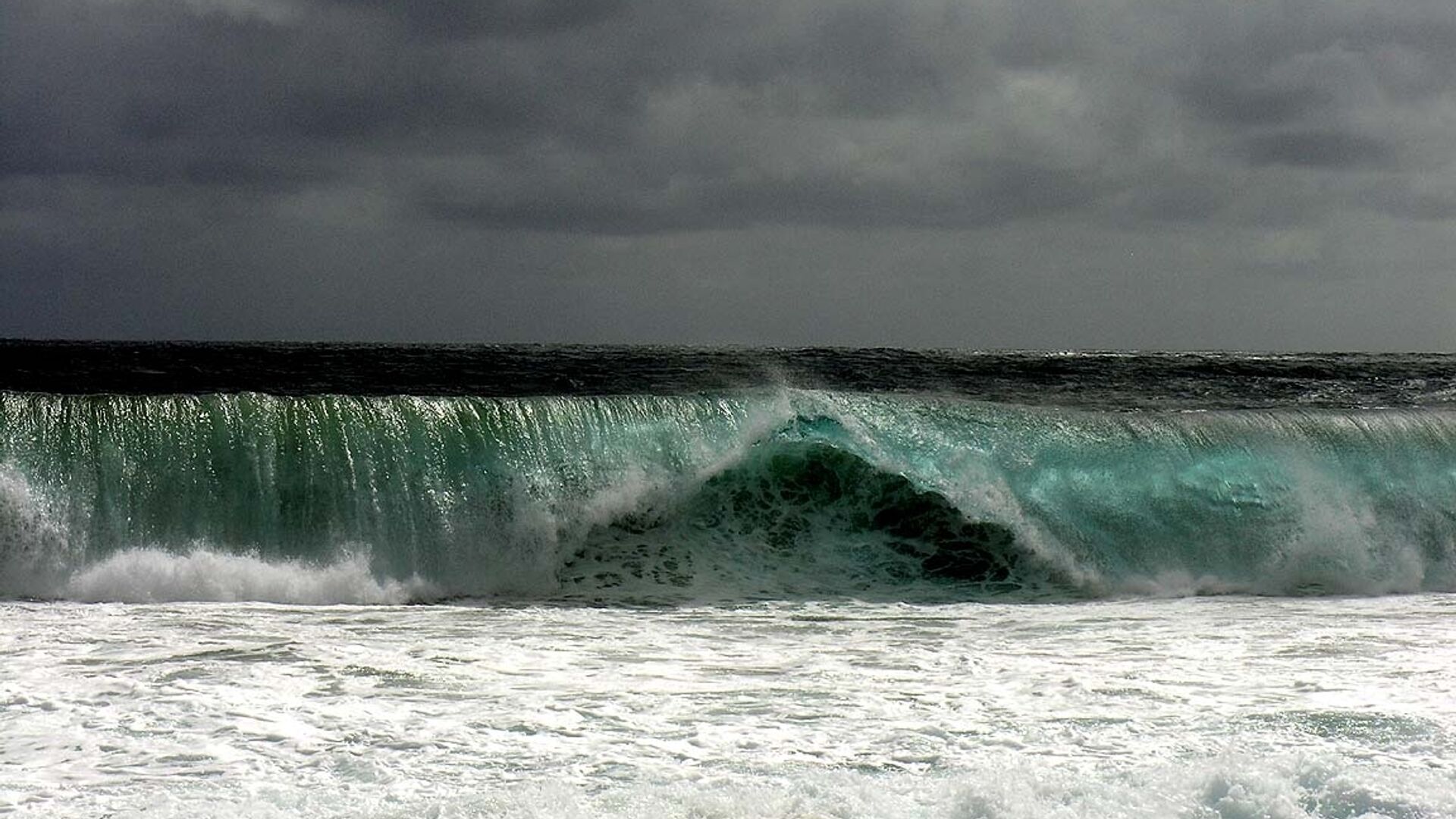 Приливная волна океана. Приливная волна. Прилив волны. Приливные морские волны. Мощный прилив.