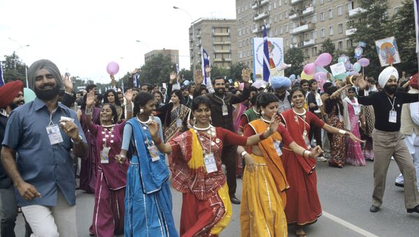 Участники индийской делегации во время праздничного шествия на Центральный стадион имени В.И.Ленина