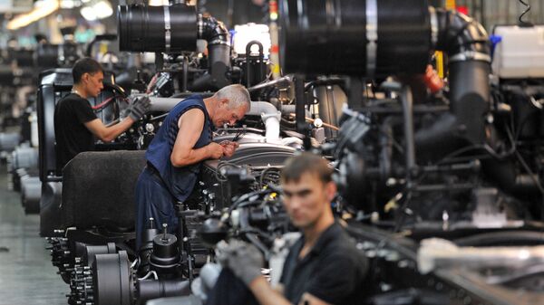 Рабочие в цехе сборки кузовов и шасси на автомобильном заводе КАМАЗ