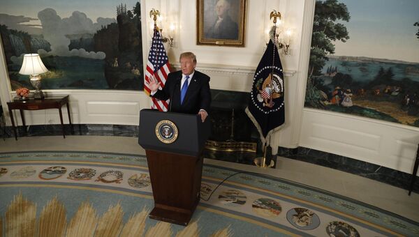 Президент США Дональд Трамп говорит об Иране в Дипломатической комнате Белого дома в Вашингтоне, США. 13 октября 2017