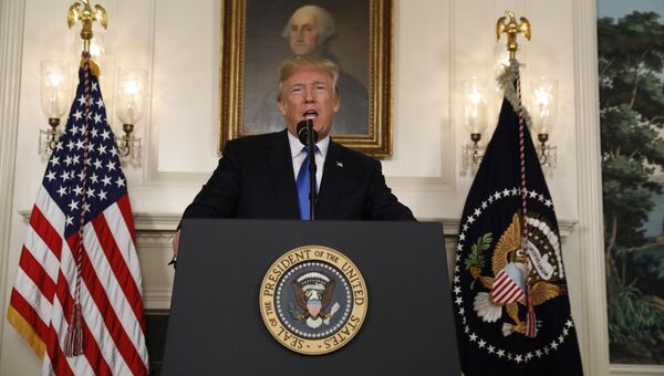 Президент США Дональд Трамп говорит об Иране в Дипломатической комнате Белого дома в Вашингтоне, США. 13 октября 2017