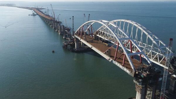 Завершение работ по установке по установке автодорожной арки Крымского моста. Архивное фото