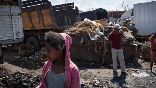 Контейнер, переполненный мусором, на рынке в столице Мадагаскара Антананариву. 10 октября 2017