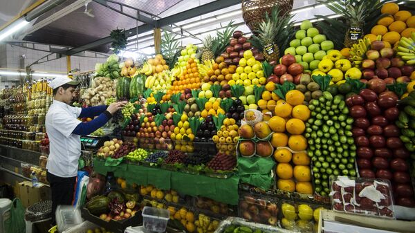 Продажа овощей и фруктов на рынке. Архивное фото
