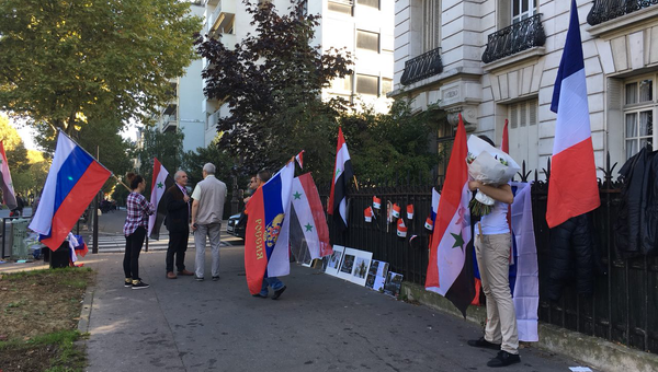 Акция в поддержку действий России в Сирии рядом с посольством РФ в Париже. 14 октября 2017