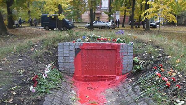 Облитый краской памятник участникам УПА* в Харькове, Украина