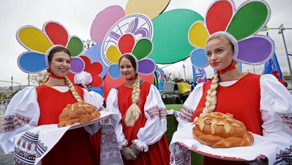 Участницы карнавального шествия в Москве в рамках XIX Всемирного фестиваля молодежи и студенчества. 14 октября 2017