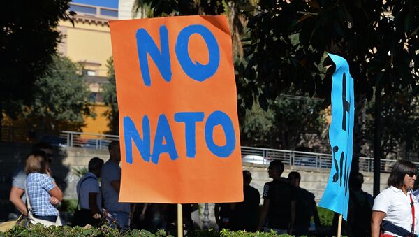 Плакаты на акции протеста против учений НАТО в итальянском городе Кальяри. 14 октября 2014