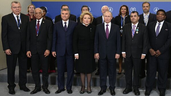 Президент РФ Владимир Путин во время встречи с членами исполнительного комитета Межпарламентского союза перед церемонией открытия 137-й Ассамблеи МПС в Санкт-Петербурге. 14 октября 2017