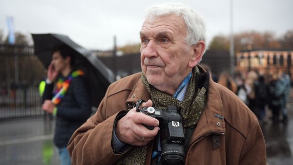 Юрий Анатольевич Кавер, бывший фотокорреспондент АПН, участник и автор знаменитого репортажа ВФМС 1957 года, на шествии ВФМС в Лужниках. 14 октября 2017