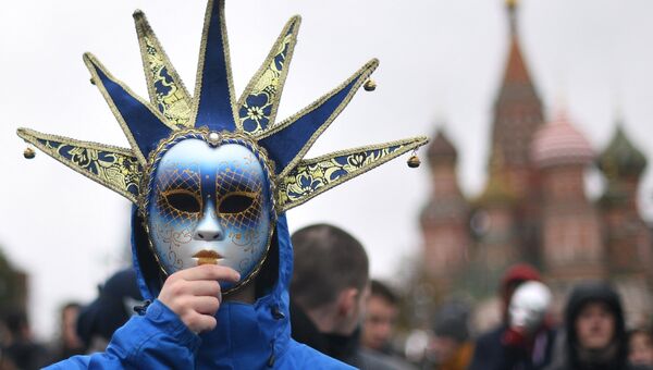 Участник карнавального шествия в Москве в рамках XIX Всемирного фестиваля молодежи и студенчества. 14 октября 2017