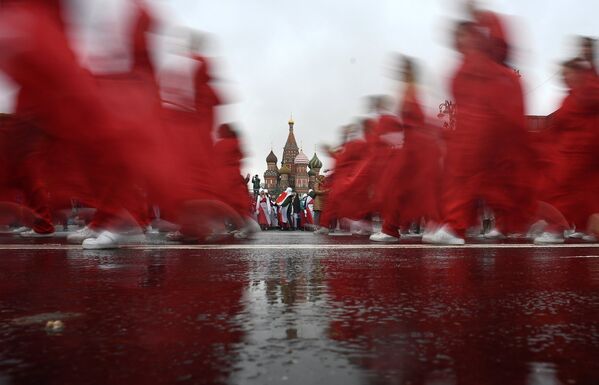 Участники карнавального шествия в Москве в рамках XIX Всемирного фестиваля молодежи и студенчества. 14 октября 2017