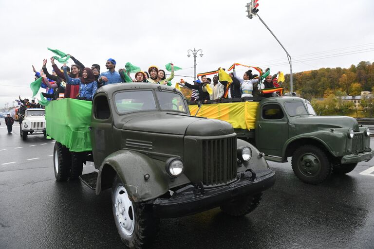 Участники карнавального шествия в Москве в рамках XIX Всемирного фестиваля молодежи и студенчества. 14 октября 2017