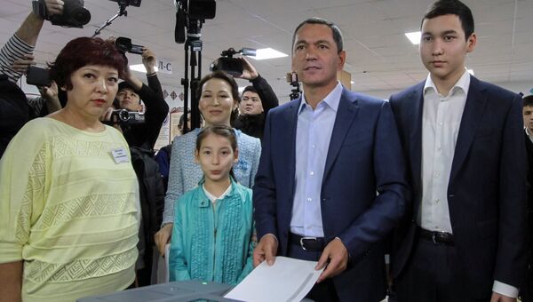 Кандидат в президенты Киргизии Омурбек Бабанов голосует на избирательном участке в Бишкеке. 15 октября 2017