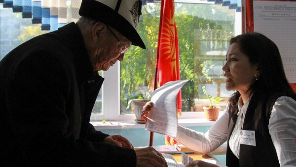Голосование на одном из на избирательных участке в Бишкеке во время выборов президента Киргизии. 15 октября 2017