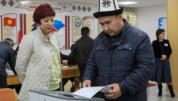 Голосование на одном из на избирательных участке в Бишкеке во время выборов президента Киргизии. 15 октября 2017