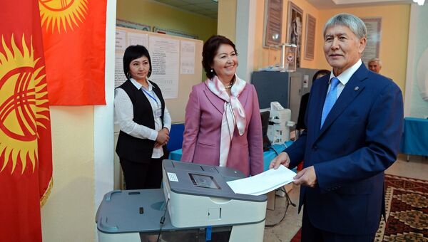 Президент Киргизии Алмазбек Атамбаев голосует на избирательном участке в Бишкеке. 15 октября 2017