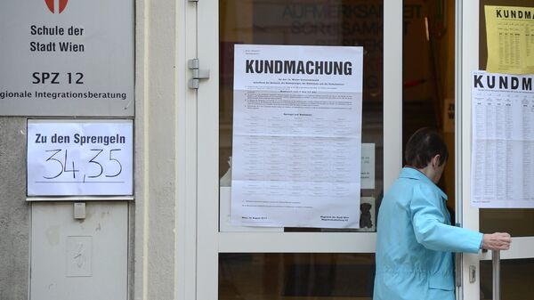 Жительница Вены у входа на избирательный участок