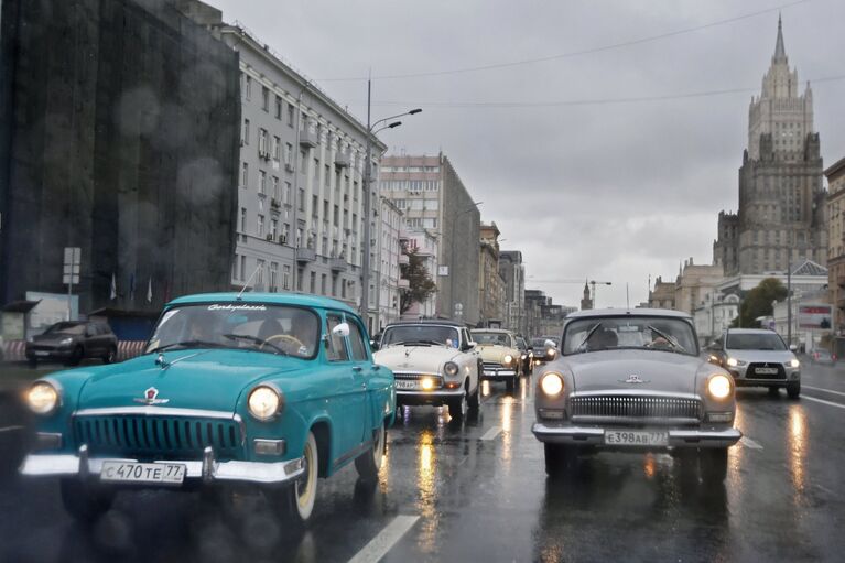 Автомобили ГАЗ-21 Волга во время пробега по улицам Москвы в рамках закрытия летнего ретросезона. 15 октября 2017