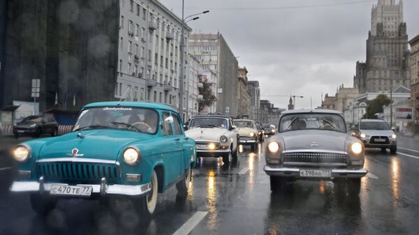 Автомобили ГАЗ-21 Волга во время пробега по улицам Москвы в рамках закрытия летнего ретросезона. 15 октября 2017
