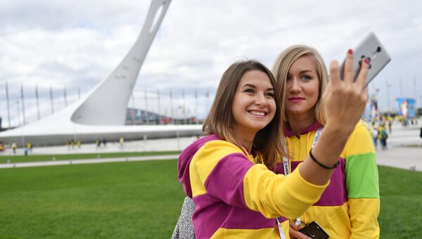 Участницы XIX Всемирного фестиваля молодежи и студентов фотографируются в Олимпийском парке в Сочи