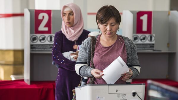 Голосование на избирательном участке в Бишкеке