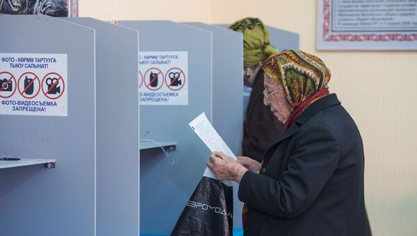 Голосование на избирательном участке в Бишкеке в ходе выборов президента Киргизии. 15 октября 2017