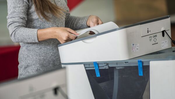 Голосование на избирательном участке в Бишкеке в ходе выборов президента Киргизии. 15 октября 2017