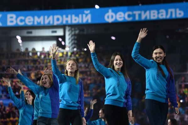 Волонтеры на церемонии открытия XIX Всемирного фестиваля молодежи и студентов в Ледовом дворце Большой в Сочи. 15 октября 2017