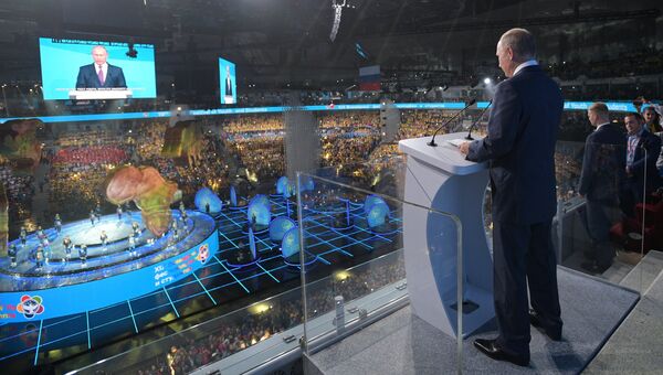 Президент РФ Владимир Путин выступает на торжественной церемонии открытия XIX Всемирного фестиваля молодежи и студентов в Сочи. 15 октября 2017
