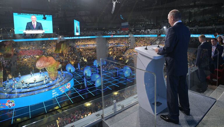 Президент РФ Владимир Путин выступает на торжественной церемонии открытия XIX Всемирного фестиваля молодежи и студентов в Сочи. 15 октября 2017