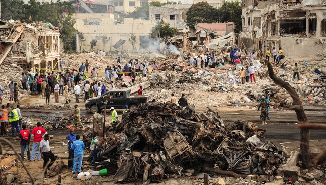 На месте врзыва в районе Ходан города Могадишо в Сомали. 14 октября 2017