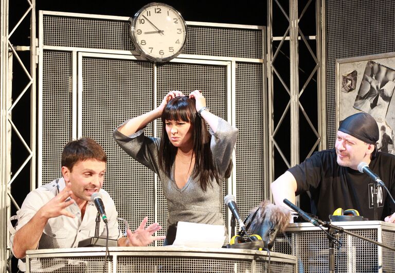 Актеры Леонид Барац, Нонна Гришаева и Дмитрий Марьянов (слева направо) в юбилейном концерте театра Квартет И День Радио – 10 лет