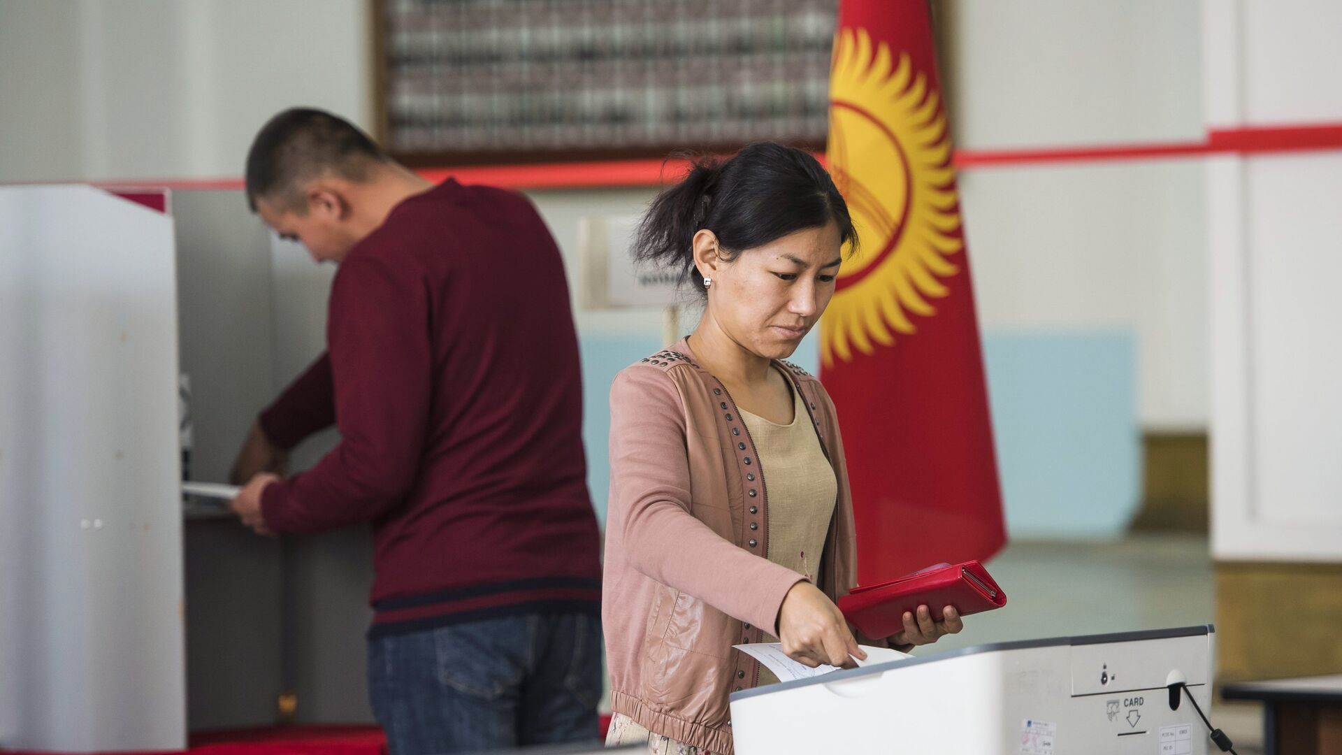 Голосование на избирательном участке в Бишкеке в ходе выборов президента Киргизии - РИА Новости, 1920, 04.10.2020