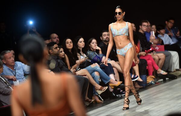 Модель во время показа коллекции дизайнера Flamants на Неделе моды в Панаме