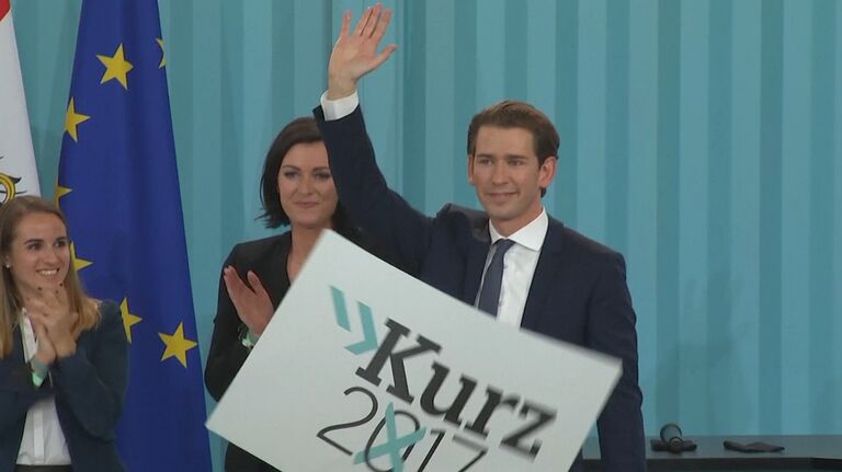 Победившего на парламентских выборах в Австрии Курца встретили аплодисментами Победившего на парламентских выборах в Австрии Курца встретили аплодисментами