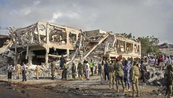 Разрушенные здания на месте субботнего взрыва в Могадишо, Сомали. 15 октября 2017
