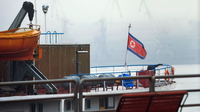 Флаг на корме северокорейского грузопассажирского судна Man Gyong Bong, который прибыл из Северной Кореи во Владивосток