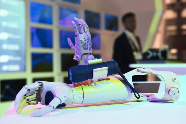 Бионический протез руки, демонстрируемый на выставке в рамках международного форума Открытые Инновации- 2017. 16 октября 2017
