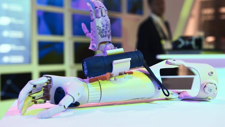 Бионический протез руки, демонстрируемый на выставке в рамках международного форума Открытые Инновации- 2017. 16 октября 2017
