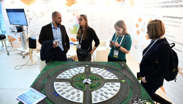 Проект Аэропорта будущего, созданный ЦМИТ СуперЛаб (школа №2114), на выставке в рамках международного форума Открытые Инновации- 2017  в Москве. 16 октября 2017