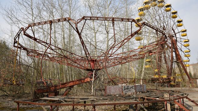 Аттракционы в заброшенном парке на территории зоны отчуждения Чернобыльской АЭС. Архивное фото