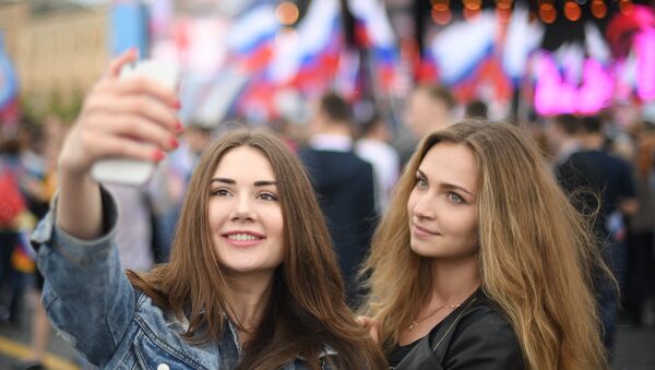 Девушки во время концерта, посвященного Дню России, на Красной площади. Архивное фото