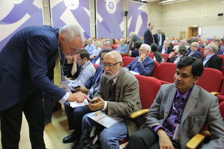 Андрей Кабашин общается с другими участниками II Симпозиума Инженерно-физические технологии биомедицины Андрей Кабашин общается с другими участниками II Симпозиума Инженерно-физические технологии биомедицины