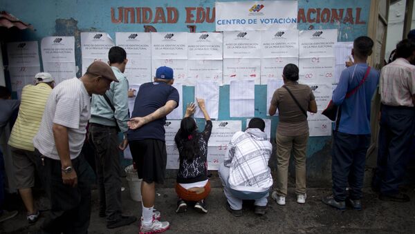 Жители Каракаса на одном из избирательных участков города во время губернаторских выборов