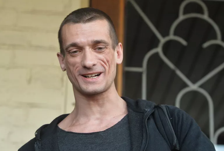 Художник Петр Павленский у здания Мещанского суда Москвы. 2016 год Художник Петр Павленский у здания Мещанского суда Москвы. 2016 год