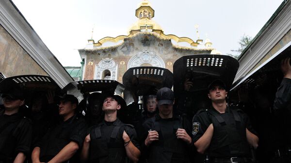 Сотрудники правоохранительных органов Украины обеспечивают правопорядок у входа в Киево-Печерскую Лавру в Киеве